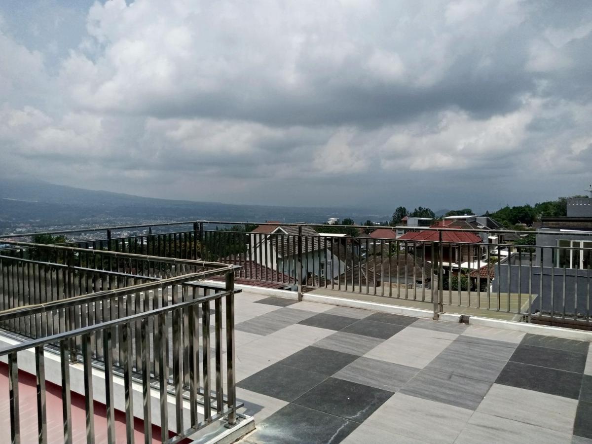 Villa Valencia Batu  Exterior photo
