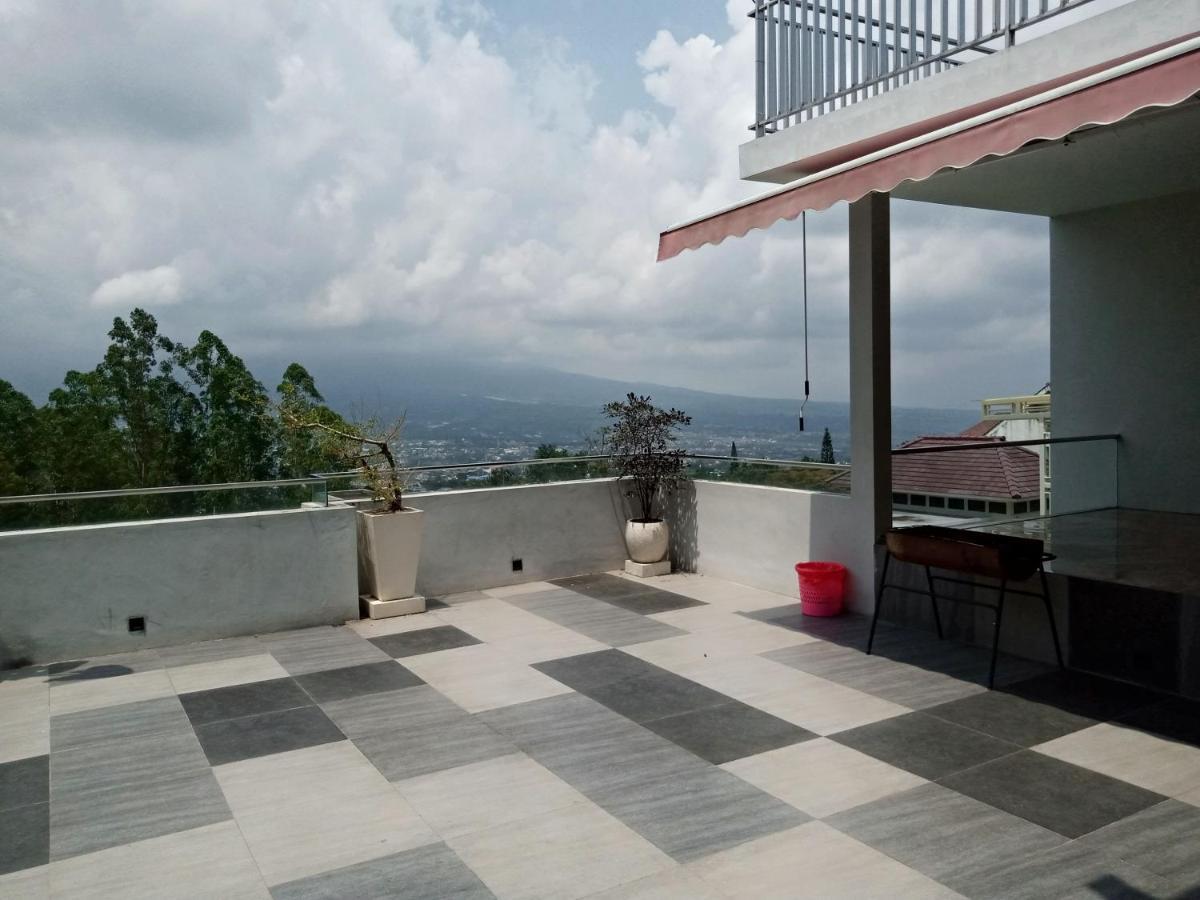 Villa Valencia Batu  Exterior photo